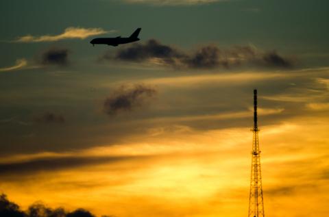 Airbus A380 with sunset (175372547). Photo: Chad Ajamian, CC BY 3.0, via Wikimedia Commons.