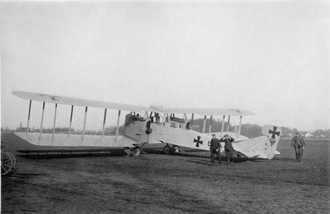 Die Gotha GIV 405/16 im Fluge über Belgien, Oblt. von Trotha’s Flugzeug (1917-06-01). Photo: Author unknown., Public domain.